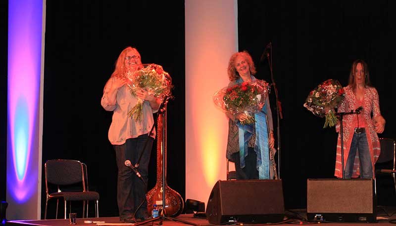 the girls with flowers after a concert in Tanzbrunnen Cologne