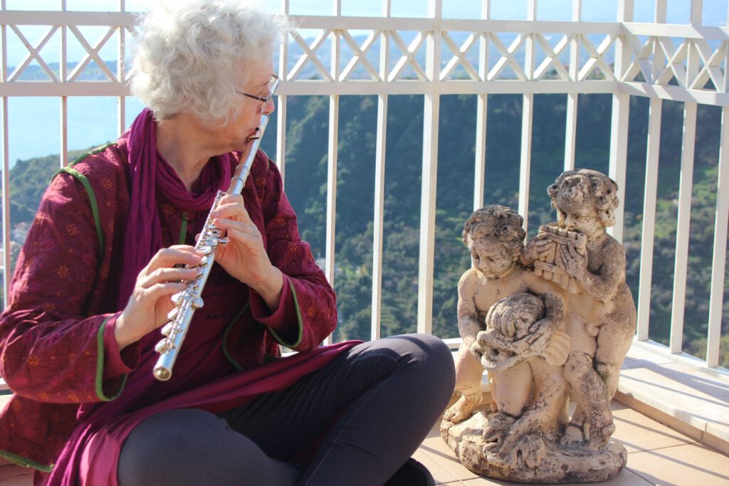Playing on the balcony, statuette with pan flute